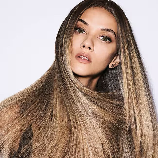 Woman with long, straight, brown hair Bumble and bumble Bond-Building TripleBond Flash Rinse for damaged colour-treated hair in Canada