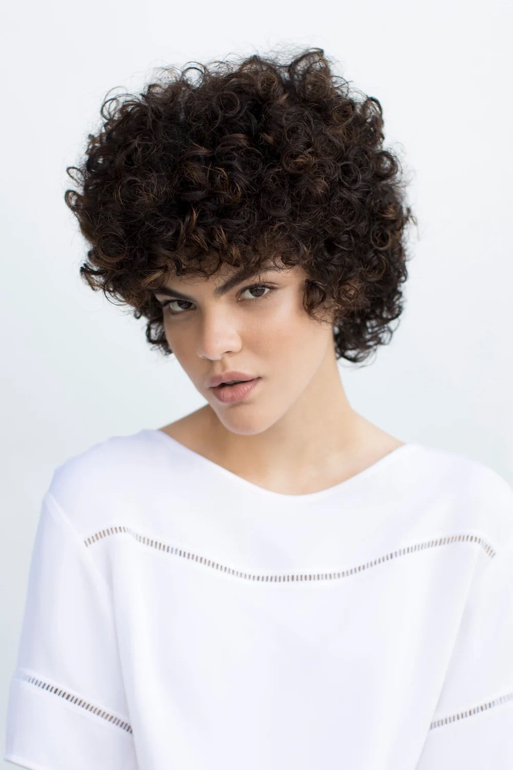Women with Curly hair using R+Co Lost Treasure Apple Cider Vinegar Cleansing Rinse for scalp buildup and shine in Canada