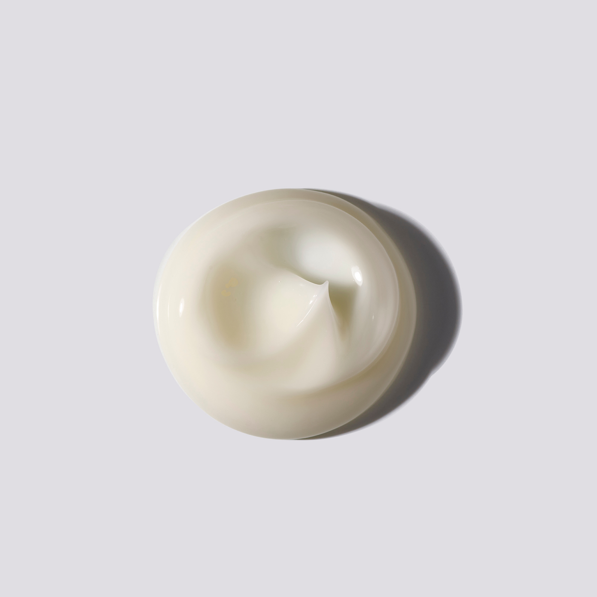 drop of  Shu Uemura Essence Absolue Nourishing Overnight Hair Serum, image 2 of 10