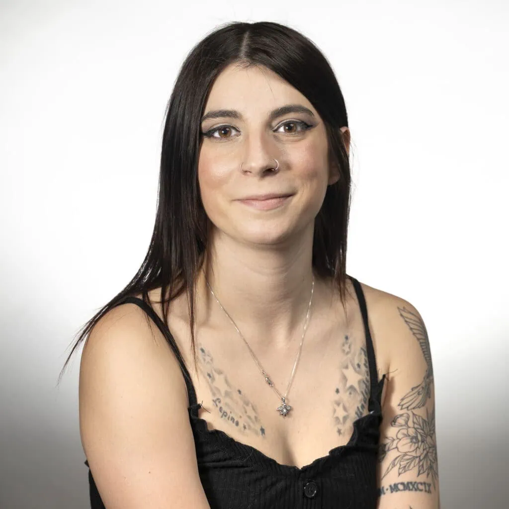 Bianca Lepine Caraiman, hairstylist specializing in blonding services, vivid colours, and natural tones.