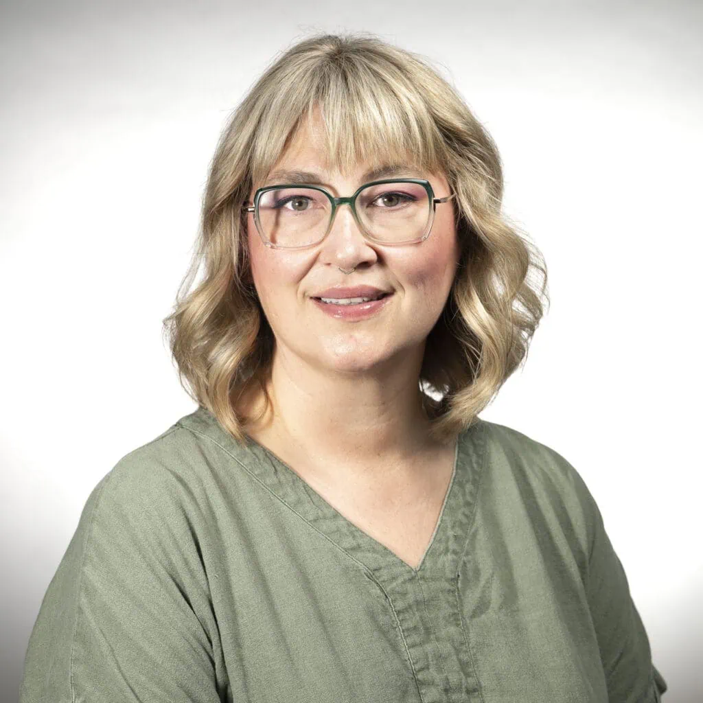 Carolyn Showman, stylist with 28 years of experience specializing in all things colour.