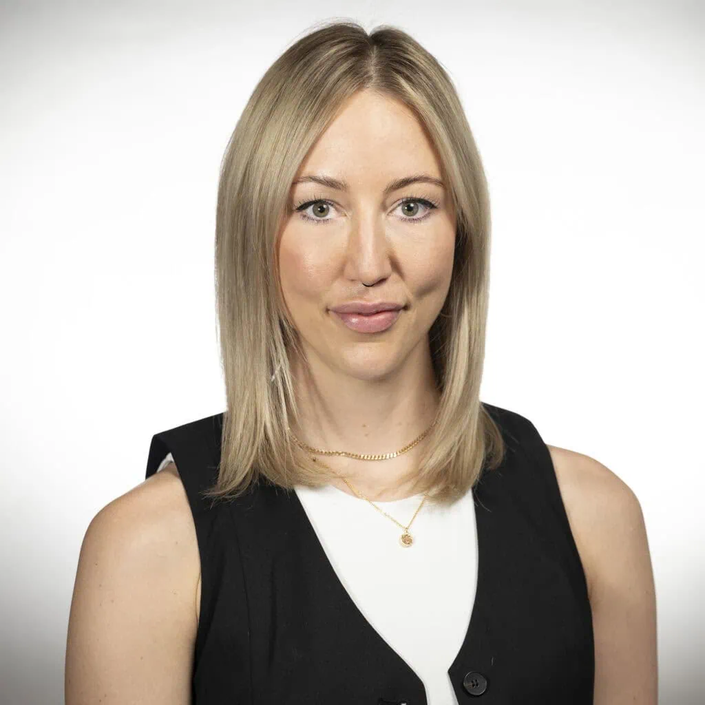 Kayleigh Walton, stylist and salon manager specializing in blondes, balayages, bobs, and pixies.